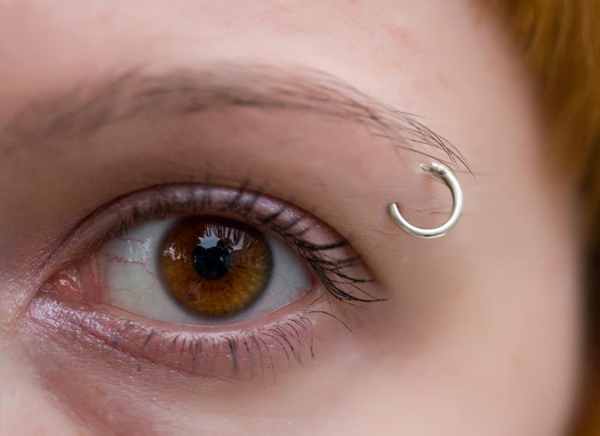 ¿Qué tipo de piercing es mejor para la ceja?